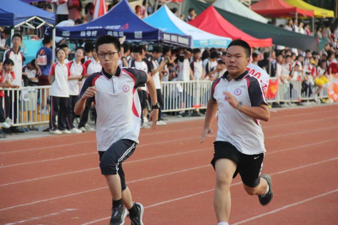 竞技比拼中选手奋勇争先，英姿飒爽的简单介绍