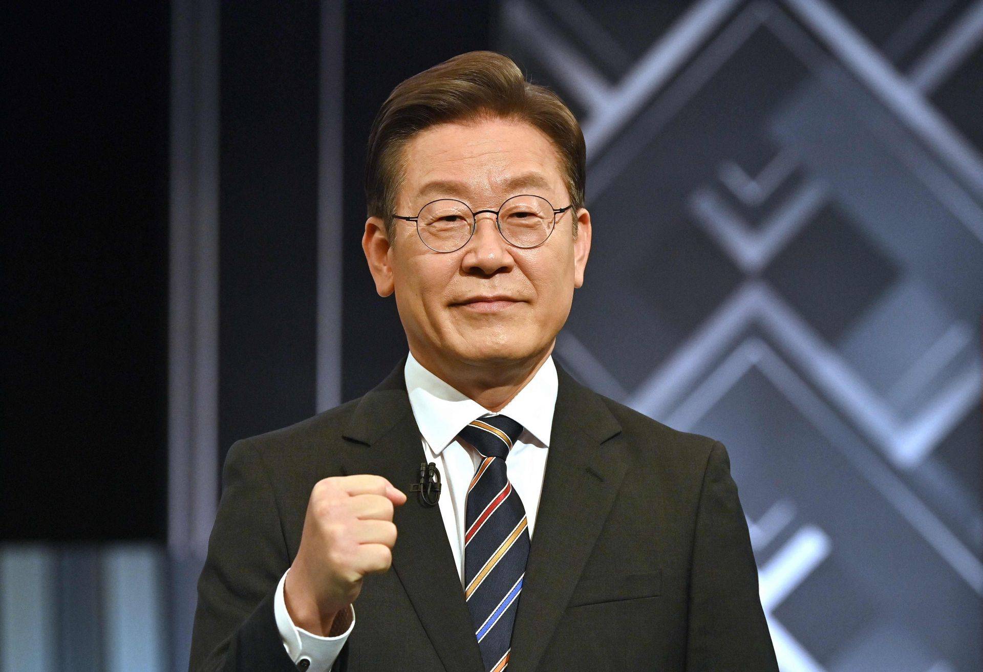 摩尼亚斯主场胜券在握，实现完美胜利