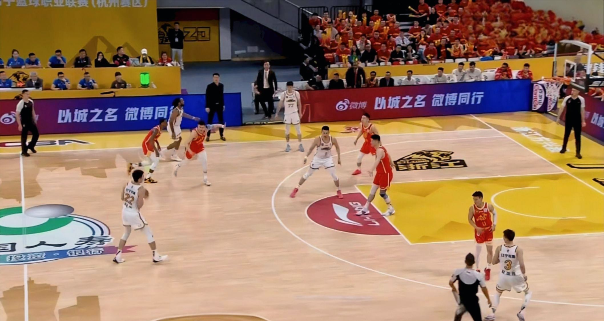 辽宁男篮在球场上实现连胜掌握领先