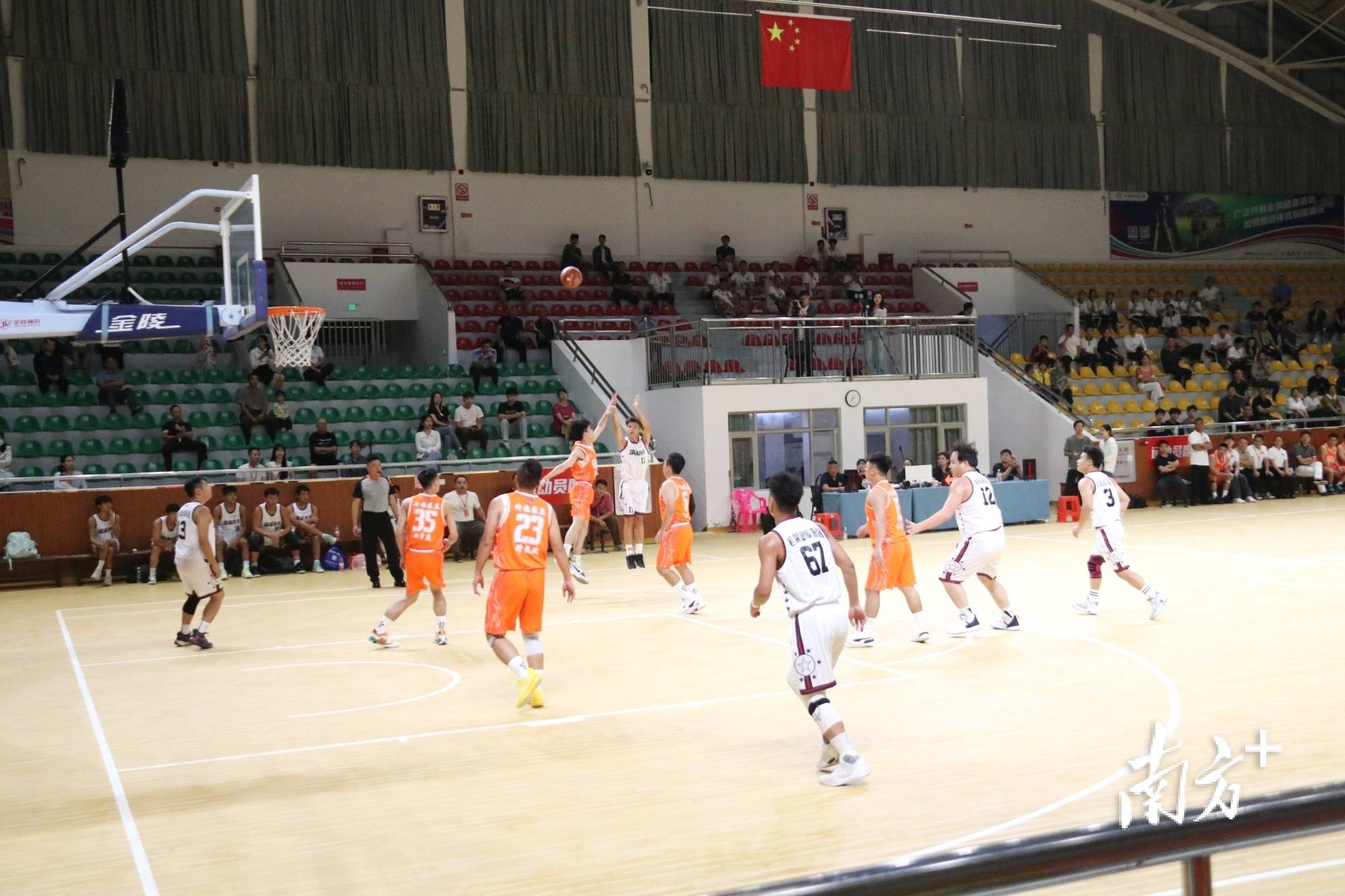 开云体育中国-热烈篮球赛事持续进行，精彩程度大增