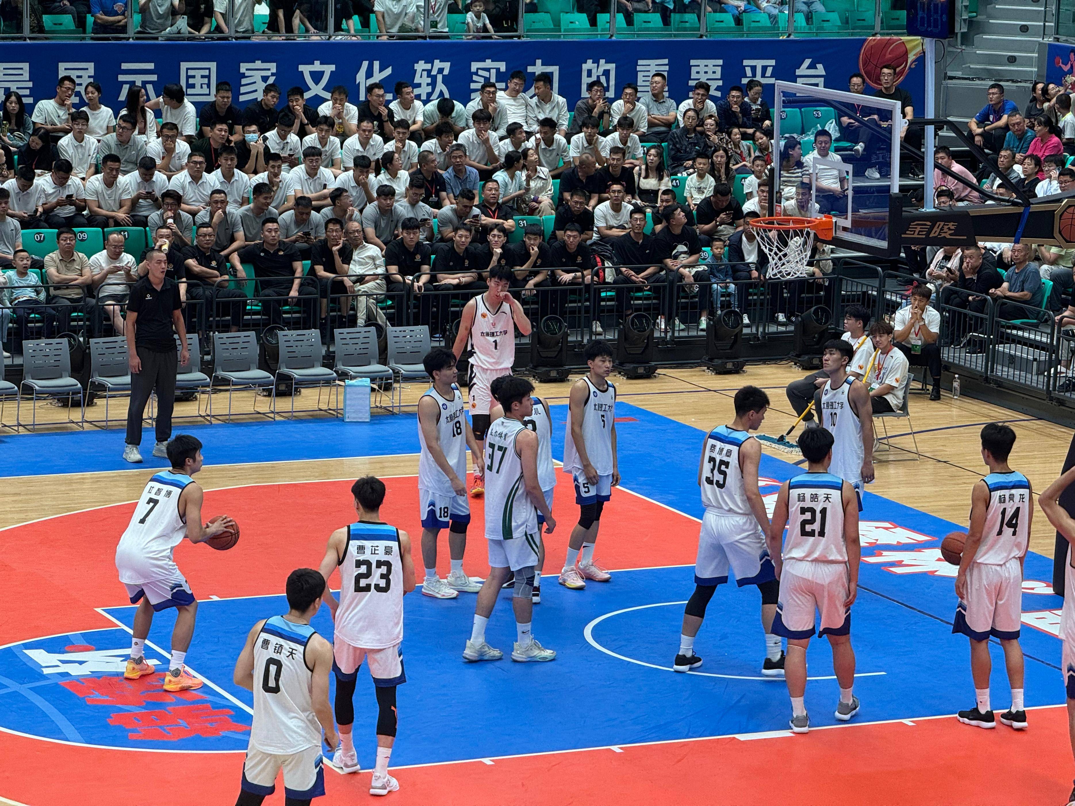 热烈篮球赛事持续进行,精彩程度大增 热烈篮球赛事持续进行,精彩程度大增