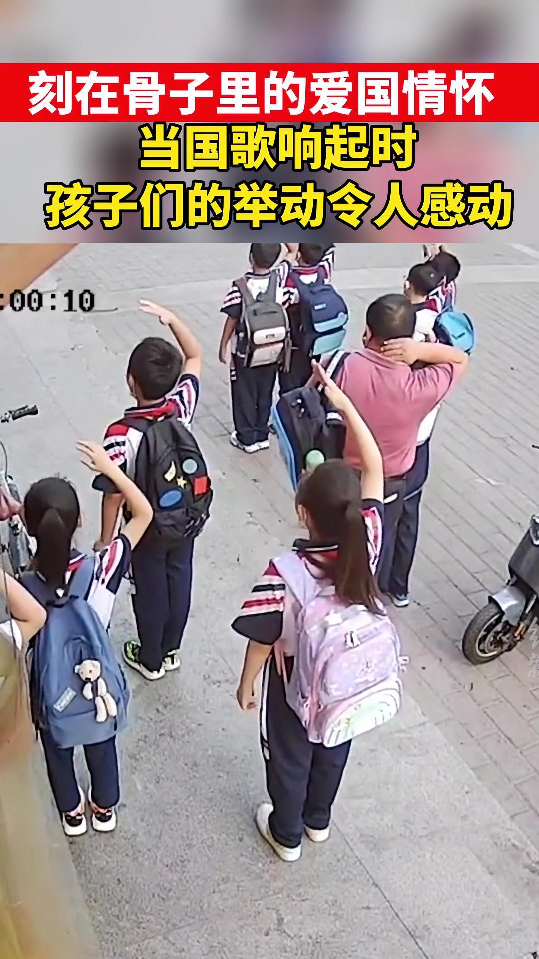 拿坡里三连胜,赢得球迷们的喝彩 拿坡里三连胜,赢得球迷们的喝彩