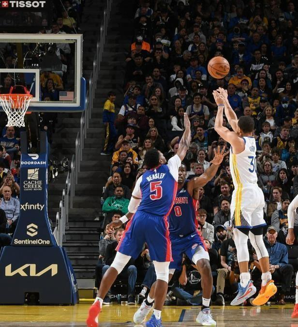 勇士队击败湖人队,取得连胜 勇士队击败湖人队,取得连胜