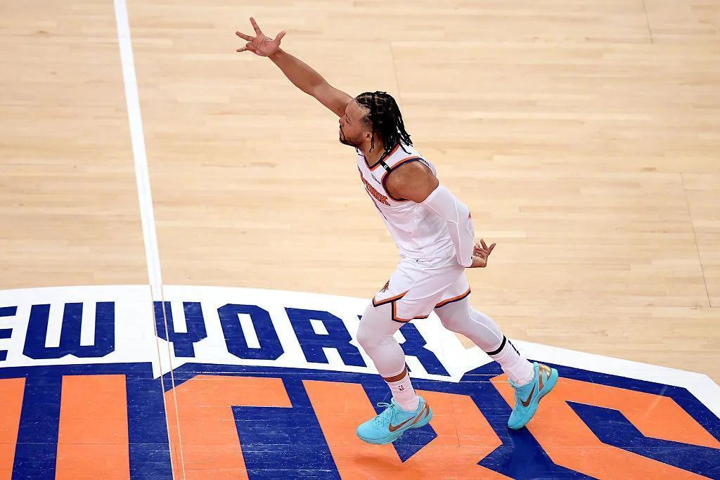 猛龙队再胜尼克斯队,西亚卡姆打出全能表现 猛龙队再胜尼克斯队,西亚卡姆打出全能表现