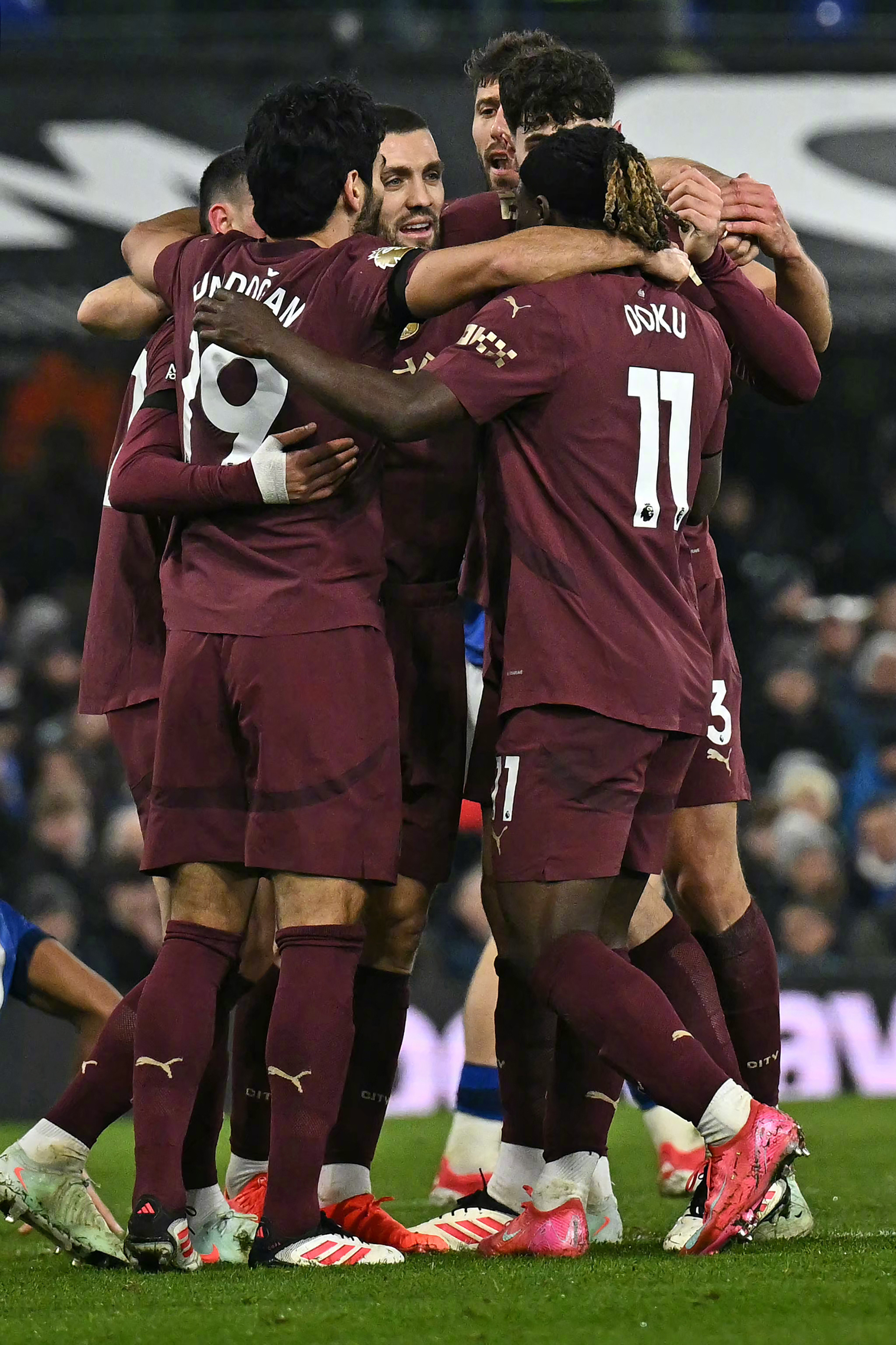 曼联豪取五连胜,英超争冠形势加剧 曼联豪取五连胜,英超争冠形势加剧