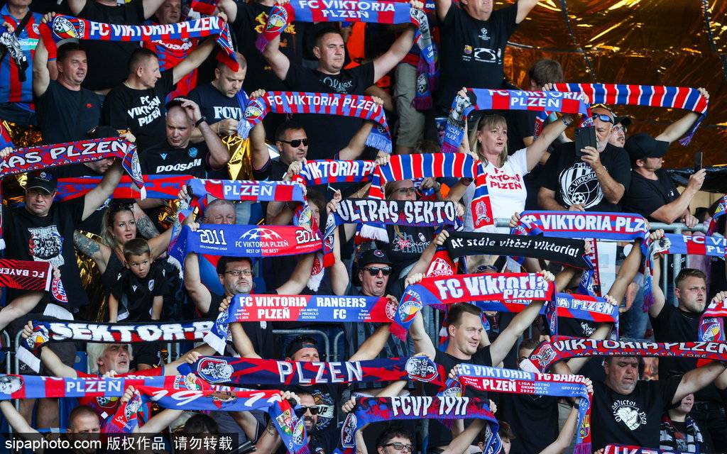 精彩的足球赛事吸引了众多球迷的关注 精彩的足球赛事吸引了众多球迷的关注