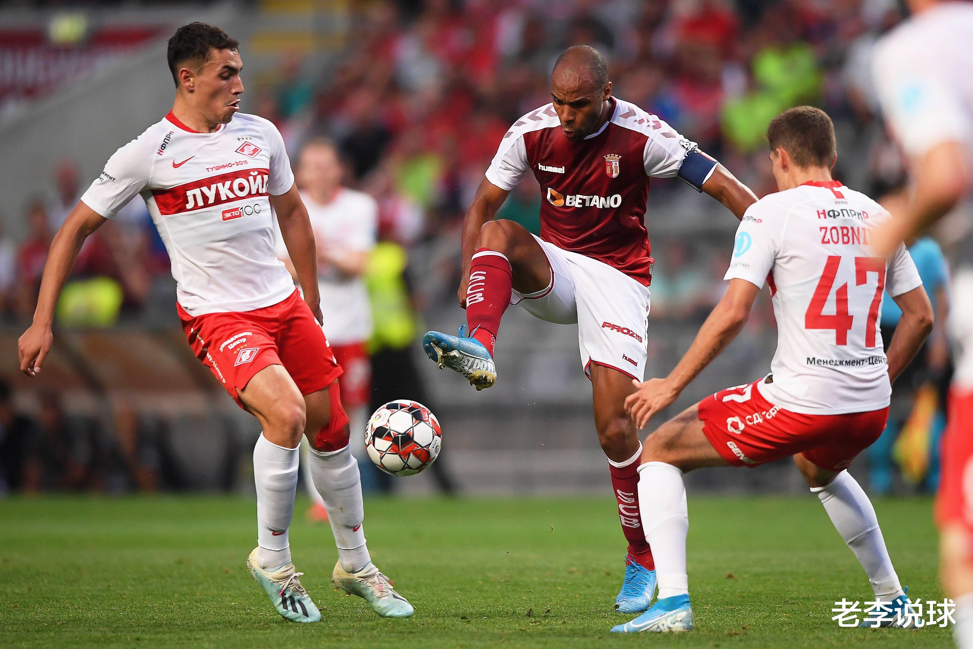 精彩的足球赛事吸引了众多球迷的关注 精彩的足球赛事吸引了众多球迷的关注