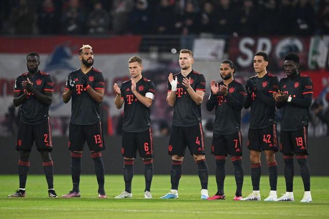 包含希腊鏖战拜仁，哈弗茨统治全场的词条