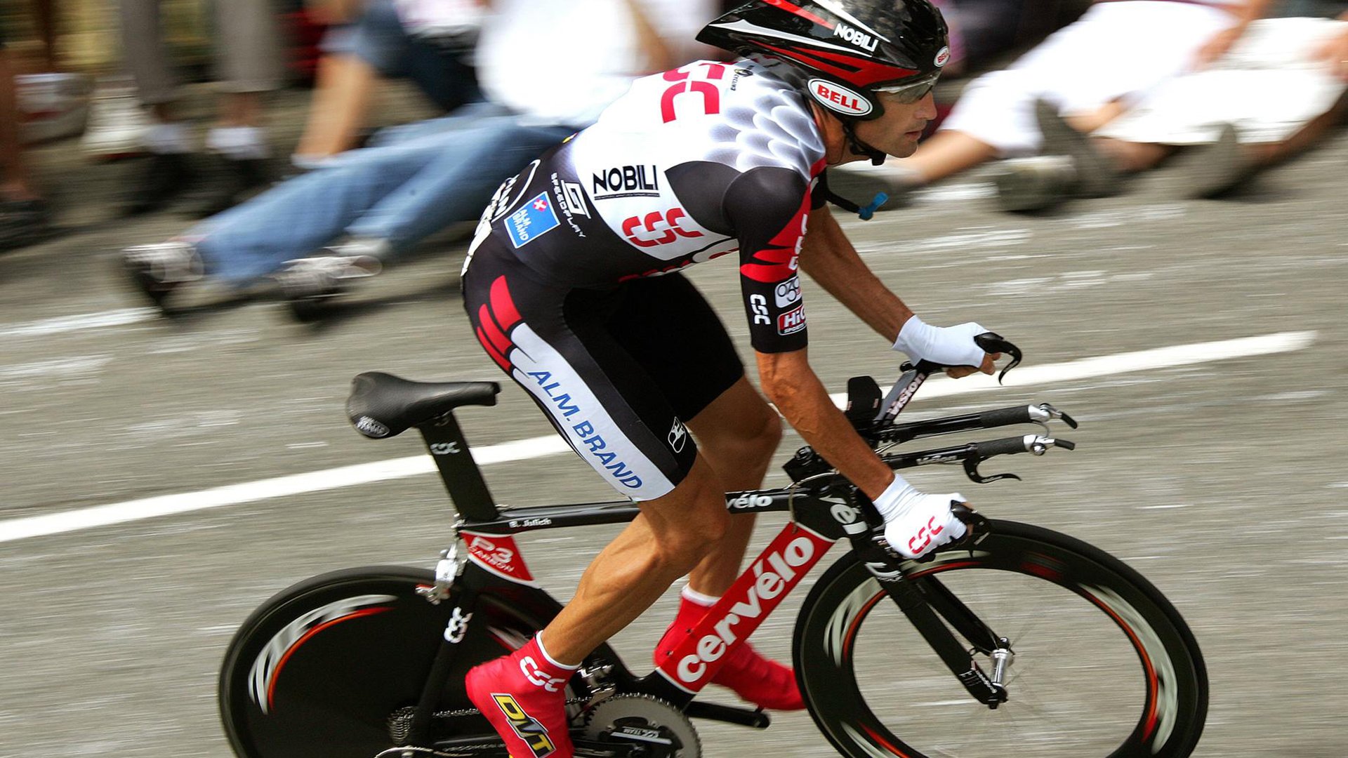 新纪元赤焰与寒锋,当汉密尔顿的觉醒撞上阿斯顿·马丁的钢铁雄心